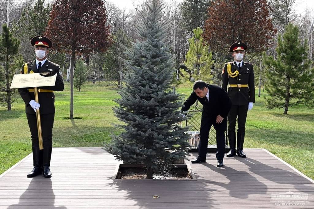 r8OValnnjNZDZwvQSgWgkmlF7EnrxWUB_front